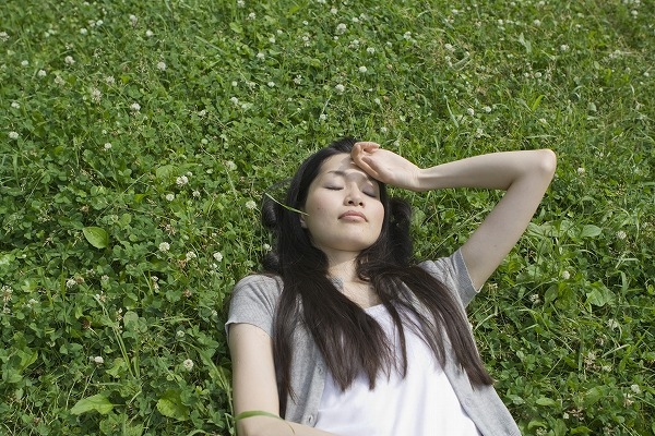 睡眠 睡魔 熟睡 日向 若い日本人女性の無料人物モデル写真素材｜m020662