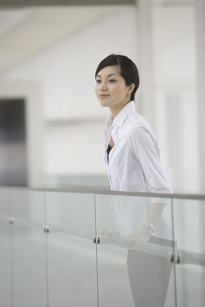 シャツ 廊下 通路 清潔感 若い 働く女性｜m020021