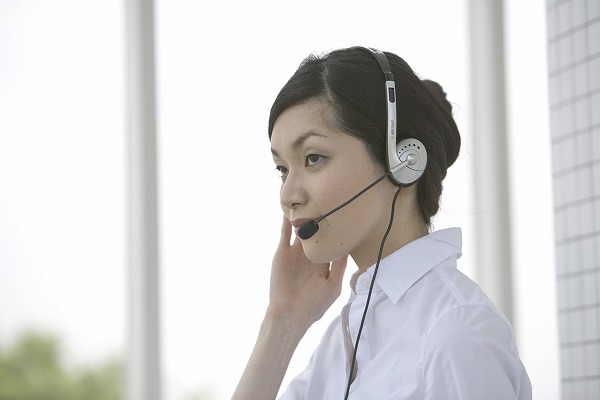 ヘルプデスク サポート 仕事をする女性 OA｜m020110