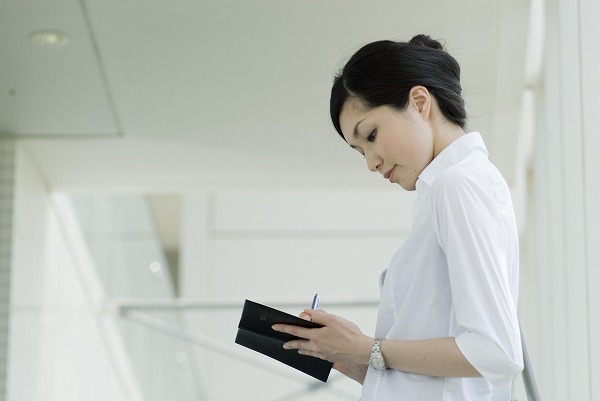 スケジュール 勤務中 健康的 予定 働く女性｜m020203