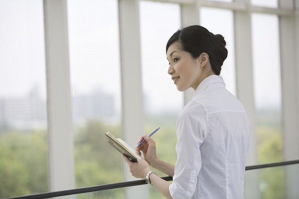 女性の服装 無地 知的 清潔感 シャツ 白｜m020246
