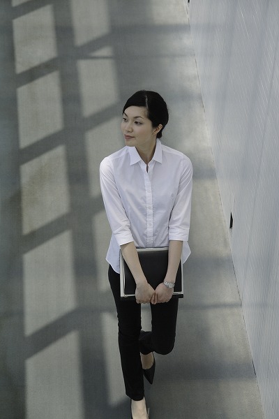 働く女性 節度 清潔感 ブラウス 無地｜m020274