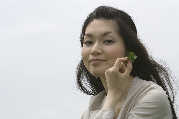 若い日本人の女性 願い 幸運 幸福 クローバー｜m020549
