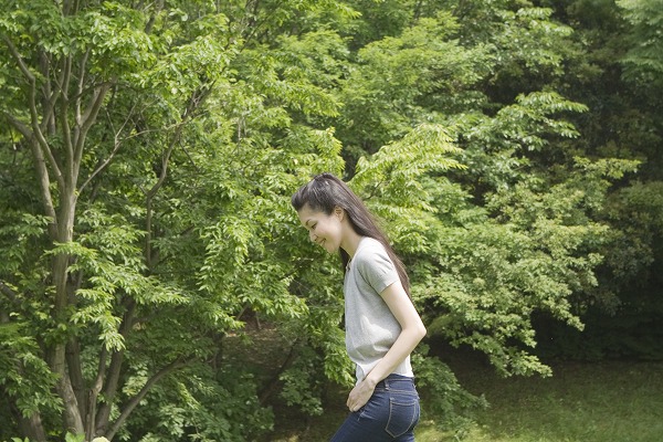 休日を過ごす女性 林 草 ロングヘア 公園｜m020594