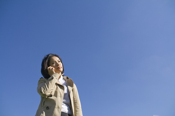 留守番電話 留守電 伝言 働く日本人女性｜m030159