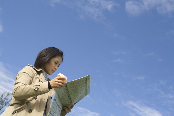 働く女性 特ダネ 熱心 勤勉 英語 英字新聞｜m030325