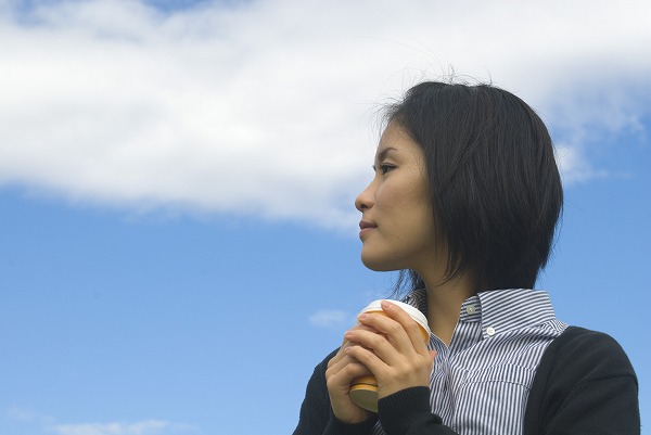 一服する 休憩する ひと息つく女性 若い女性｜m030349