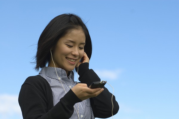 ミュージック 洋楽 邦楽  愛聴 音楽を聴く女性｜m030382