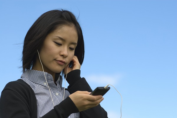 洋楽 邦楽  愛聴 ミュージック 音楽を聴く女性｜m030383