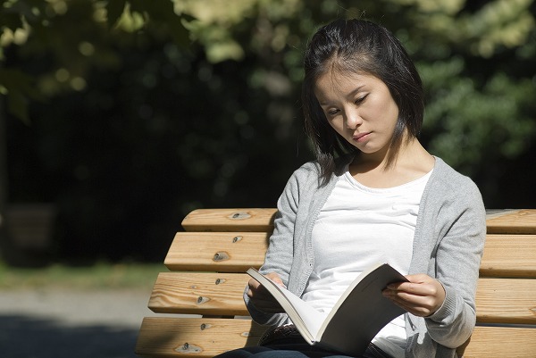 読む 読みふける 愛読書 精読 本を読む女性｜m030650