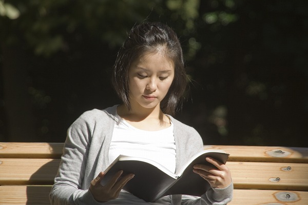 読書する女性 小説 味読 読書週間 文学作品｜m030664