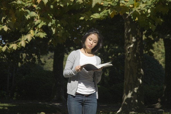 文学部 愛読書 構内 ジーンズ 大学 女子学生｜m030731