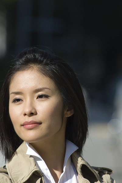 コート 外回り 営業活動 真剣 働く女性 秋冬｜m030737
