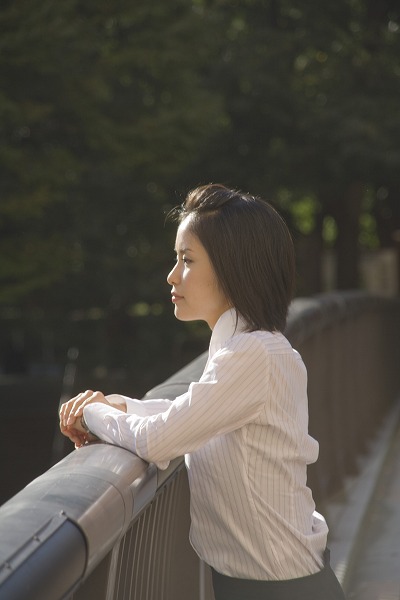 都会 迷い 心配 悩み 働く女性 上京 苦労｜m030898