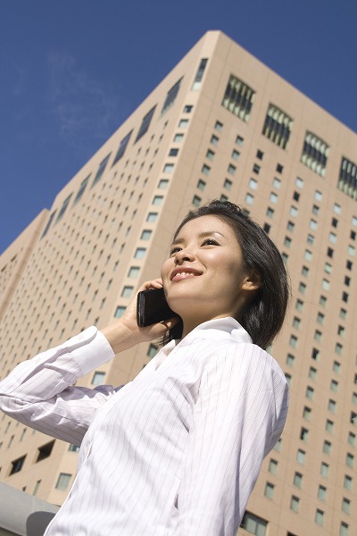 電話中 嬉しい顔 喜ぶ 若い 活躍する女性｜m030919