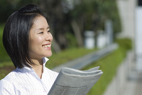 日本人女性 活字 若い 新聞を読む 目を通す｜m030985