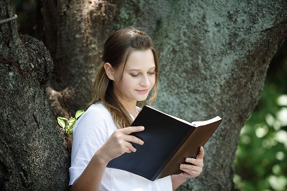 本を読む一人の女性 m010024