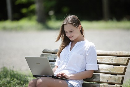 公園でノートPCを使う女性 屋外 ラップトップ m010066