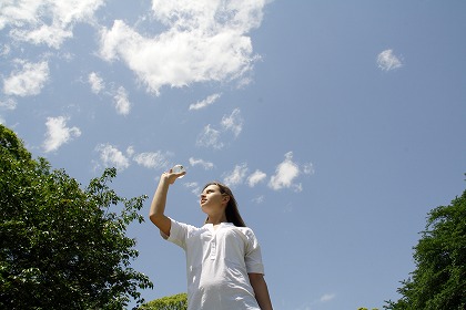 雲 森林 大空 ガラス 透かして見る女性 緑 m010280