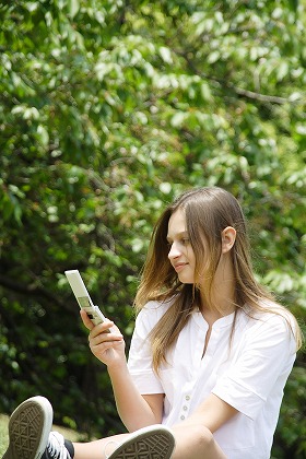 若いストレートヘアの女性 ホワイトシャツ m010446