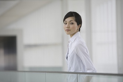 働く女性 白いシャツ オフィス ＯＬ m020014