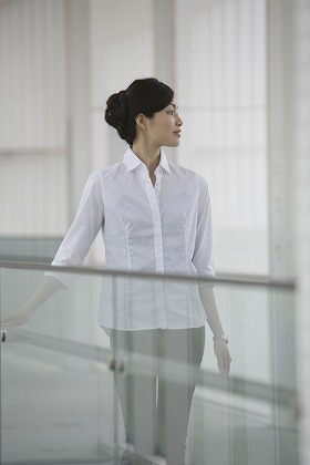 働く女性 廊下 通路 清潔感 若い シャツ m020016