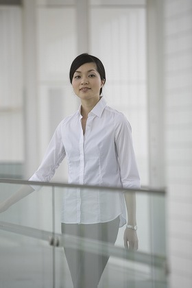 廊下 通路 清潔感 若い シャツ 働く女性 m020017