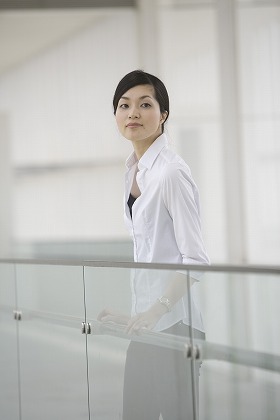 若い シャツ 廊下 通路 清潔感 働く女性 m020020