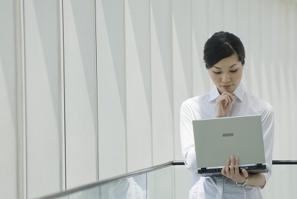 働く女性 ノートPC 職場 モバイル 仕事 m020038