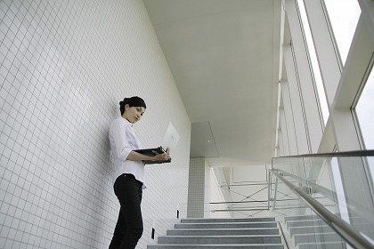 ナチュラル 爽やかなOL 階段 オフィス 営業 m020052