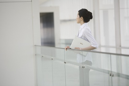 通信 無線 ワイヤレス Wi-Fi 働く若い女性 m020080