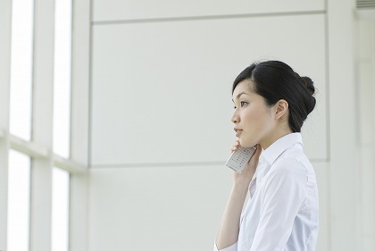 会話 折りたたみ フリップタイプ 電話をする女性 m020139