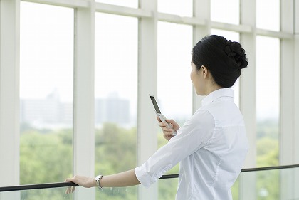 フリップタイプ 折りたたみ メールをする女性 m020141