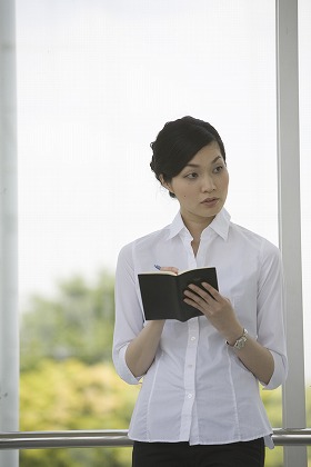 清潔感 シャツ 白 無地 知的 女性の服装 m020242