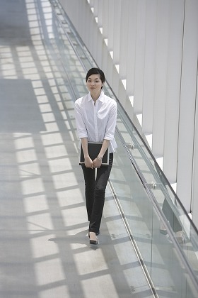 黒髪 上品 若い 全身 ビル 20代の女性 m020321