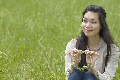清楚 クローバー 花輪 花飾り 日本人の女性 m020541