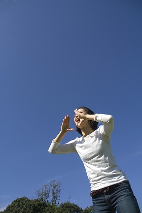 若い女性 快晴 七分 一番 叫び 白いシャツ m030099