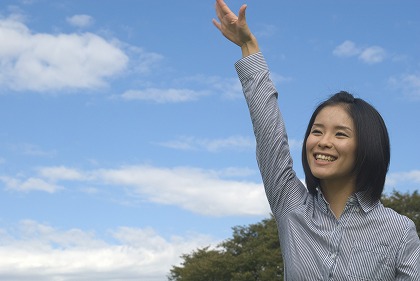元気な若い女性 一人 20代 屋外 室外 明るい m030189