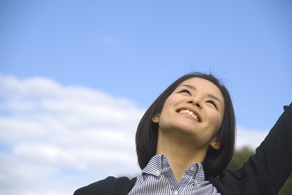 若い元気な女性 自由 解放 明るい 伸び伸び m030204