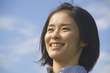 元気な若い女性 明るい 笑み 笑い ハツラツ m030207