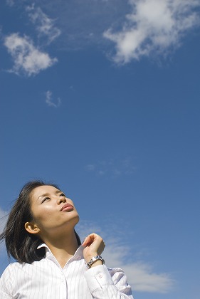 働く若い女性 ウォッチ 未来 青い空 雲 待つ m030214