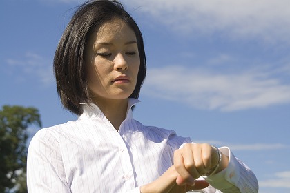 働く日本人の女性 定時 締め切り 時刻 定刻 m030233