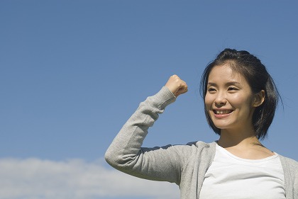 日本人の女性 生命力 パワー 活力 エネルギー m030267