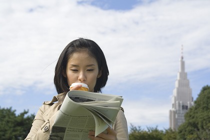 熱心 勤勉 英語 英字新聞 特ダネ 働く女性 m030320