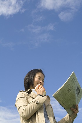 勤勉 英語 英字新聞 特ダネ 熱心 働く女性 m030321