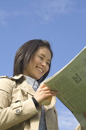 働く女性 英語 英字新聞 特ダネ 熱心 勤勉 m030323