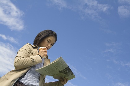 働く女性 熱心 勤勉 英語 英字新聞 特ダネ m030326
