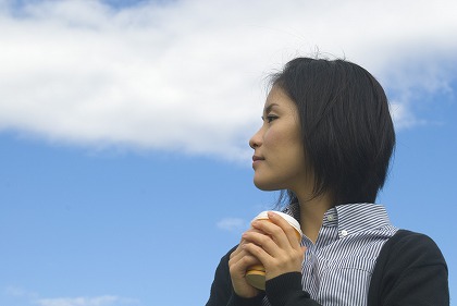 一服する 休憩する ひと息つく女性 若い女性 m030349