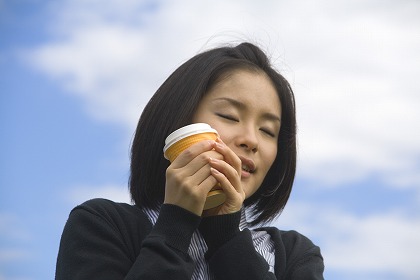 あったかい 温かい 休憩をとる女性 m030361