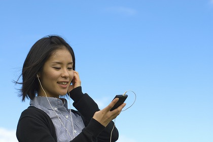 音楽を聴く女性  愛聴 ミュージック 洋楽 邦楽 m030376